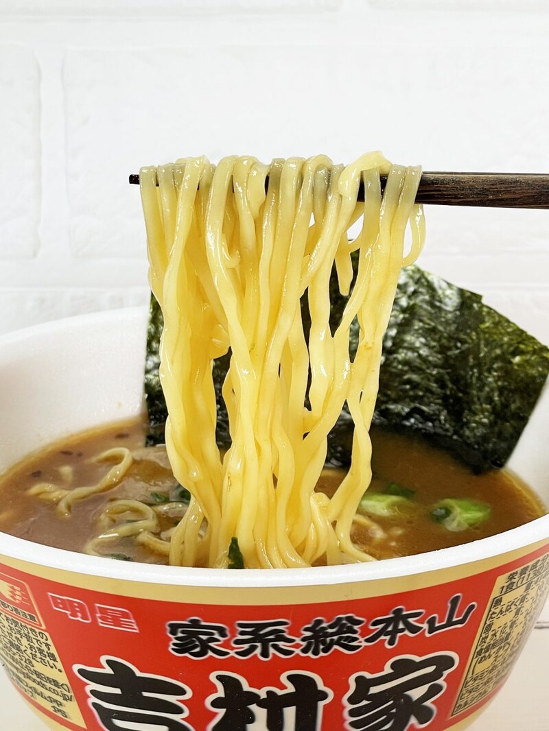 ①明星食品「ローソン名店シリーズ 家系総本山 吉村家 豚骨醤油ラーメン」麺は軽いウェーブ中太麺で噛みごたえ＆のどごしは文句なしです