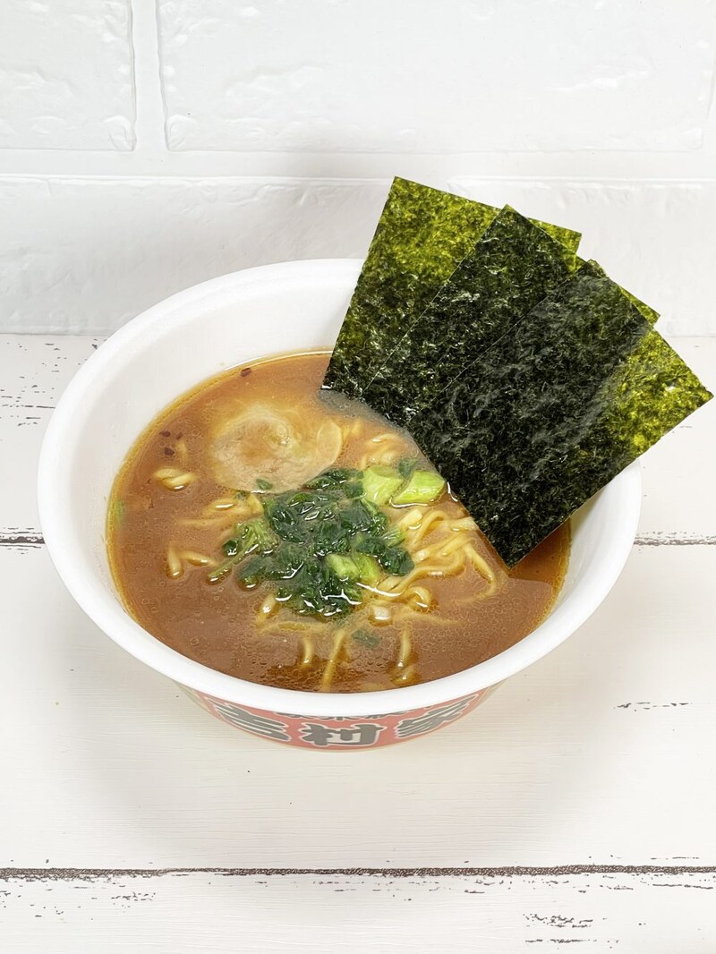 ①明星食品「ローソン名店シリーズ 家系総本山 吉村家 豚骨醤油ラーメン」具材はねぎ、ほうれん草、チャーシュー、そして焼のりです