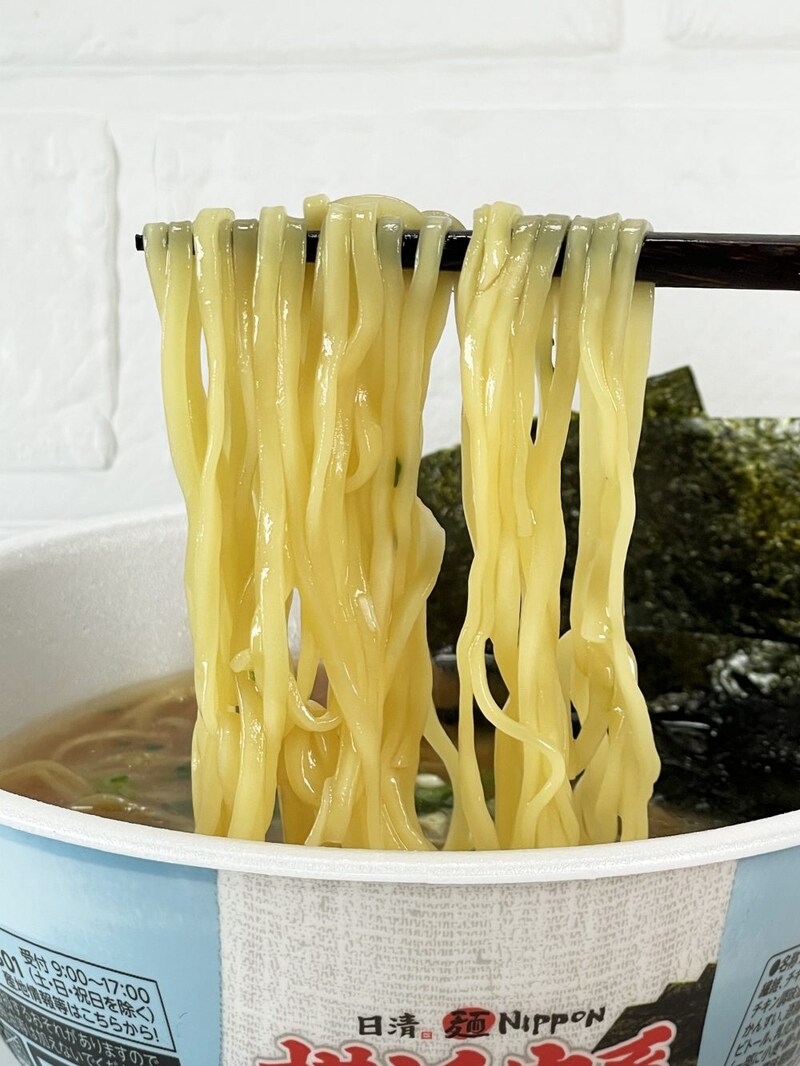 ③日清食品「日清麺NIPPON 横浜家系とんこつ醤油ラーメン」麺はもちもち食感がポイントです