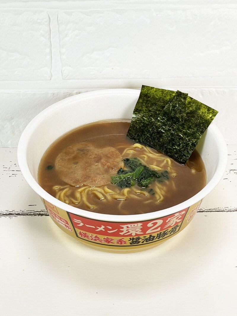 ②東洋水産「推しの一杯 ラーメン環2家(かんにや)横浜家系醤油豚骨」ビジュアルは実店舗のまさにそれです。ただ海苔が2枚で少し小さいかな