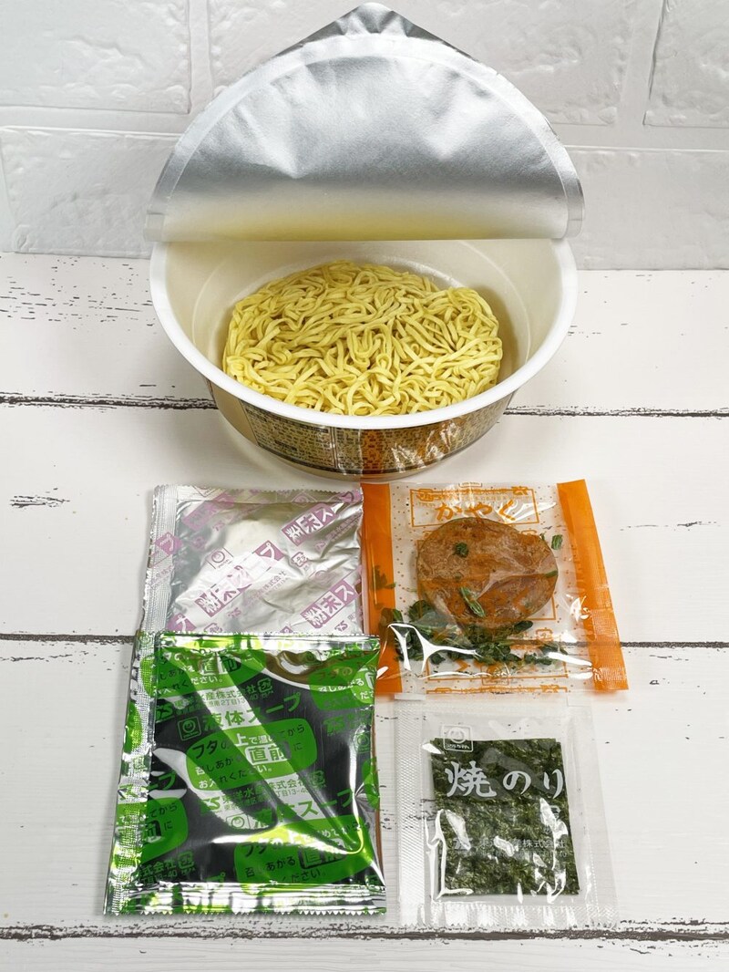 ②東洋水産「推しの一杯 ラーメン環2家（かんにや）横浜家系醤油豚骨」中身は「生麺ゆでてうまいまま製法」の独自技術麺、液体スープ、粉末スープ、かやく、焼のりです