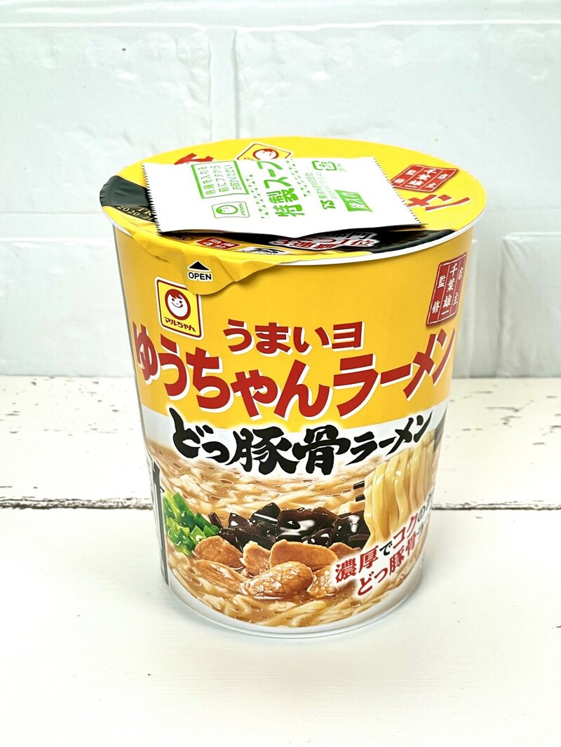②東洋水産「マルちゃん うまいヨゆうちゃんラーメン どっ豚骨ラーメン」