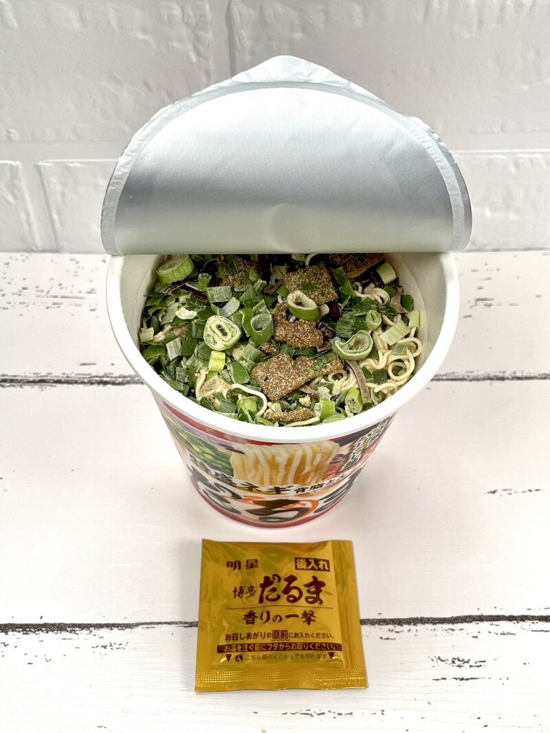 ①明星食品「セブンイレブン 銘店紀行 博多だるま」「香りの一撃」の小袋を入れた瞬間に豚骨臭がドがつく程の破壊力