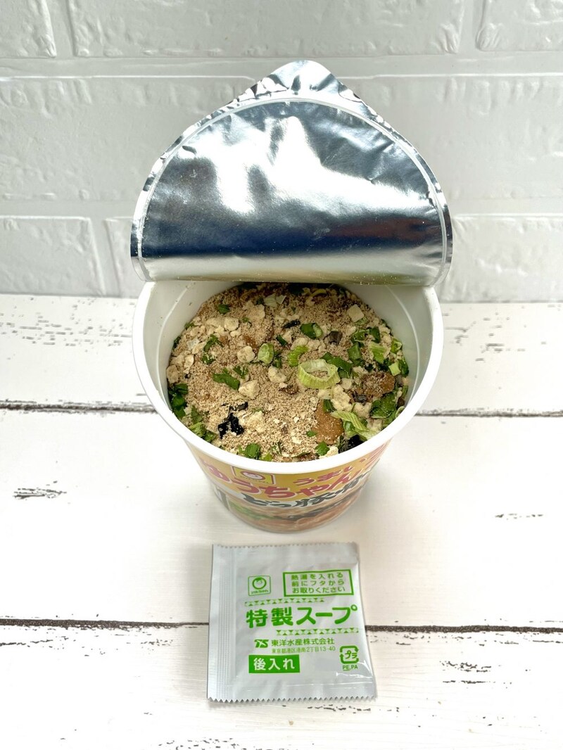 ②東洋水産「マルちゃん うまいヨゆうちゃんラーメン どっ豚骨ラーメン」店舗と比較すると具材がちょっと……