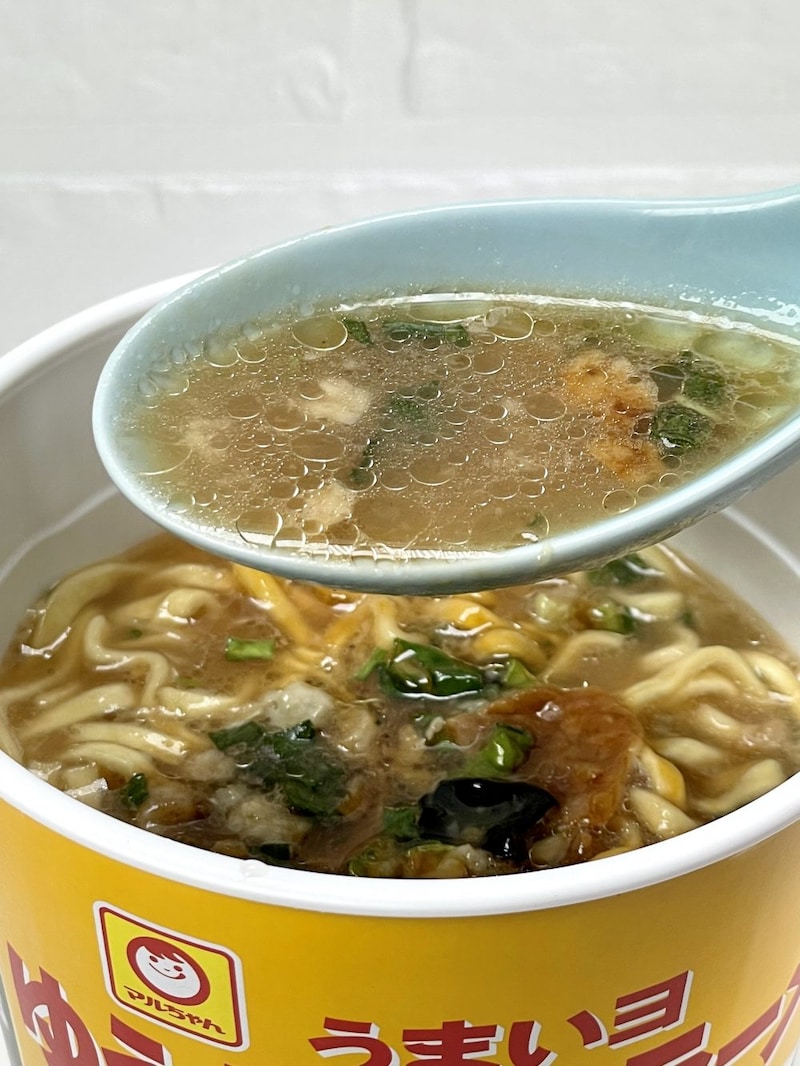 ②東洋水産「マルちゃん うまいヨゆうちゃんラーメン どっ豚骨ラーメン」ど豚骨のインパクトの後からくる醤油の香りが豚骨臭の余韻を抑えてくれます