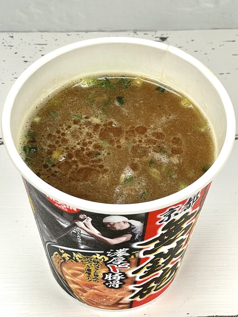 ③日清食品「ローソン 無鉄砲濃厚ド豚骨」見てわかる通り麺の比重が重く下に沈みます