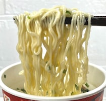 「コスパ良すぎ」「インパクトはお店そのもの」マニアがガチで美味かった“超ド級”の濃厚豚骨カップ麺はどれ？注目3杯食べ比べ！