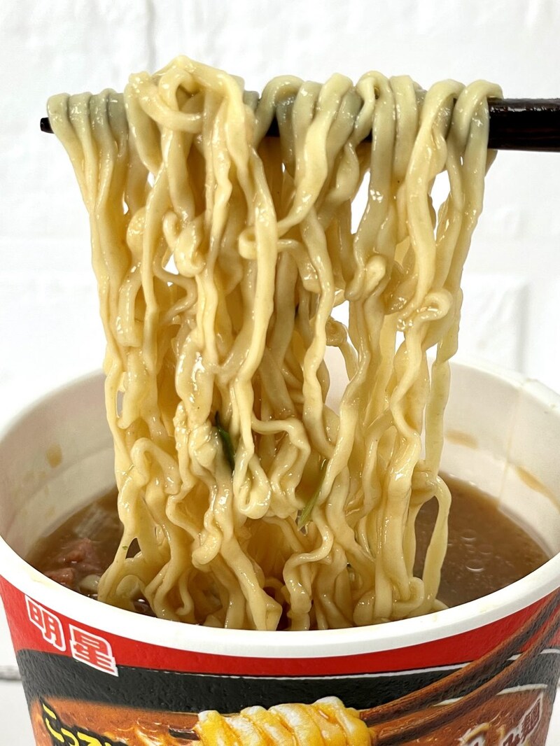 1.「ロカボNOODLESおいしさプラス こってり醤油」（明星食品）食物繊維や難消化性でんぷんと数種類の旨み成分ねり込みでつるみのある食感のノンフライ麺に