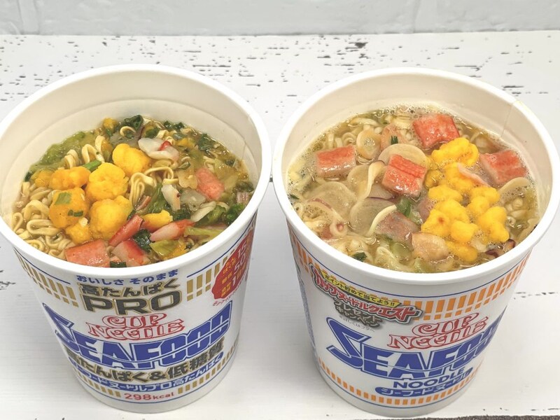2.「カップヌードルPRO 高たんぱく＆低糖質シーフードヌードル」（日清食品）右が通常のシーフード、左がPROです。具材のボリュームは若干通常verのほうが多いですが、PROも十分満足なレベルを確保しています。香りもそんなに差を感じません