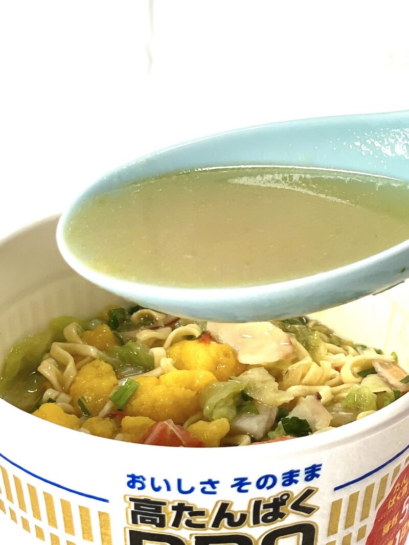 2.「カップヌードルPRO 高たんぱく＆低糖質シーフードヌードル」（日清食品）スープも通常verにはない皮膚や骨の重要なたんぱく質「コラーゲンペプチド」を配合