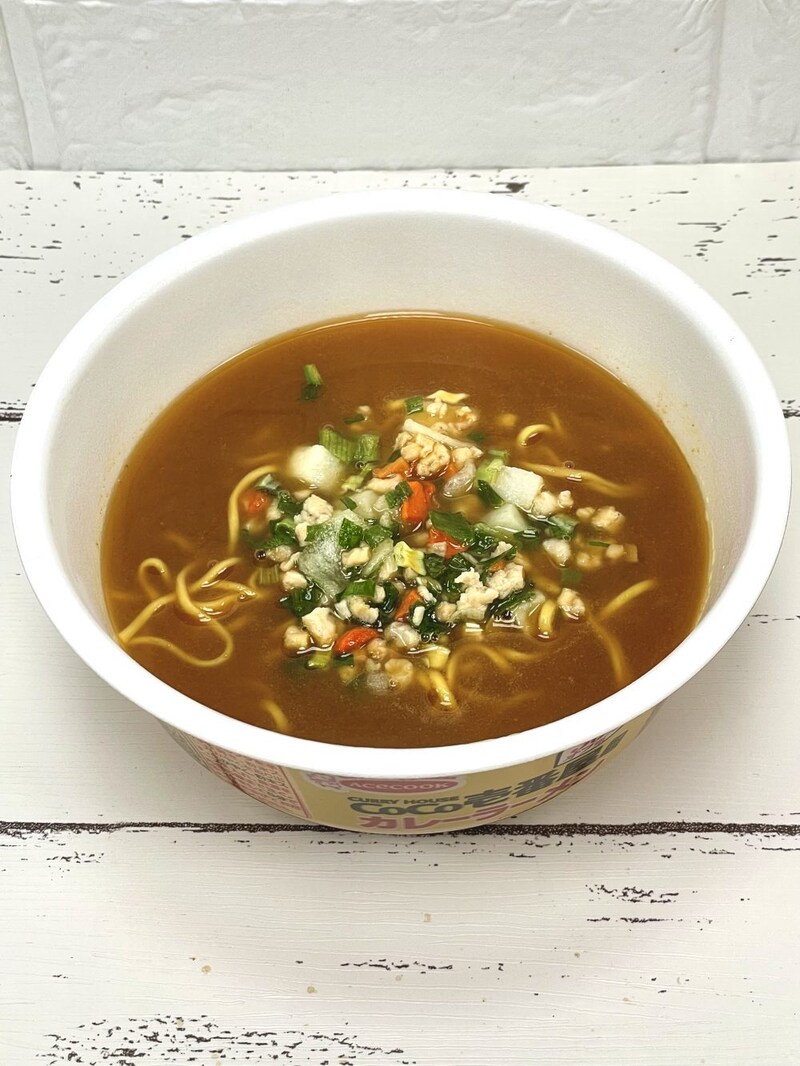 3.「ロカボデリ CoCo壱番屋監修カレーラーメン 糖質オフ」（エースコック）具材はじゃがいもや玉ねぎ、にんじんなどまさにカレーの具材そのもの