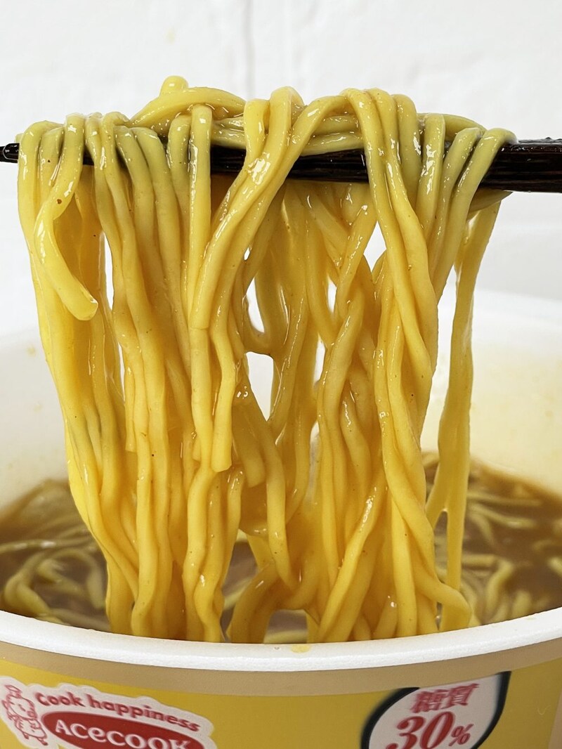 3.「ロカボデリ CoCo壱番屋監修カレーラーメン 糖質オフ」（エースコック）麺にはジンジャーをねり込み、独自の低糖質麺を開発。糖質を30％カットに成功。生姜をねり込んだ麺とCoCo壱番屋のカレーとの相性はバッチグーです