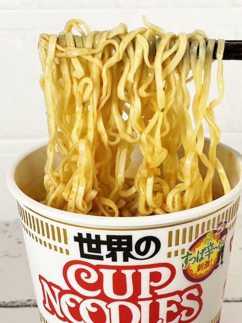 3.「カップヌードル パクチー香るトムヤンクン」エビを中心に魚介の旨みを麺が運んでくれます