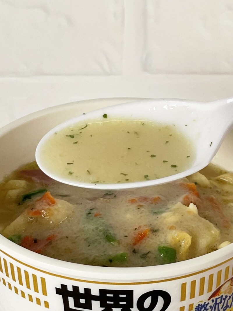 2.「カップヌードル 濃厚クリーミークラムチャウダー」スープはアサリの貝だしの旨みがしっかりと手前に来ています