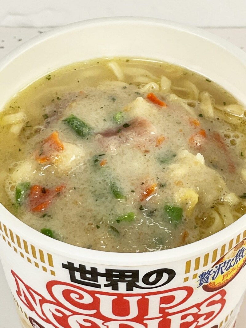 2.「カップヌードル 濃厚クリーミークラムチャウダー」具材はベーコンやじゃがいもなどまさにクラムチャウダー