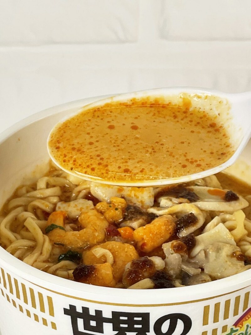 3.「カップヌードル パクチー香るトムヤンクン」レモングラスとライムリーフが入ることで本格的な酸味と爽やかさを演出してます