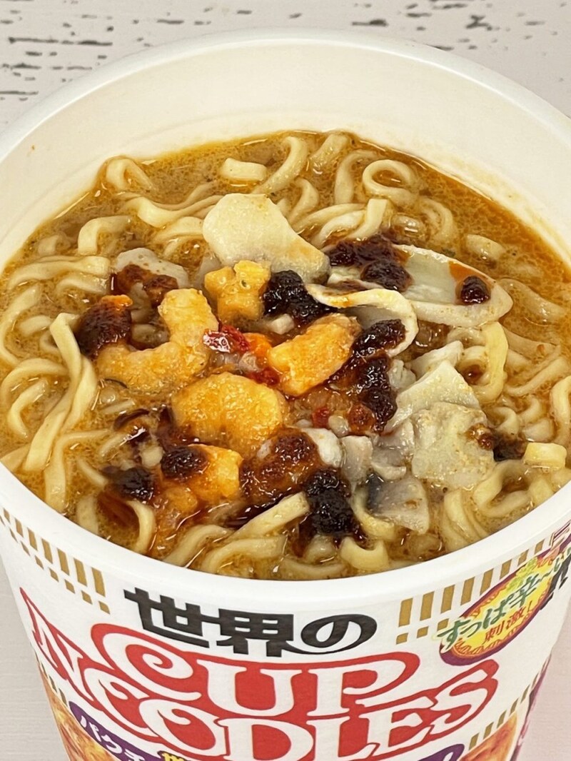 3.「カップヌードル パクチー香るトムヤンクン」エビとマッシュルームがしっかりと主張する具材は豪華です