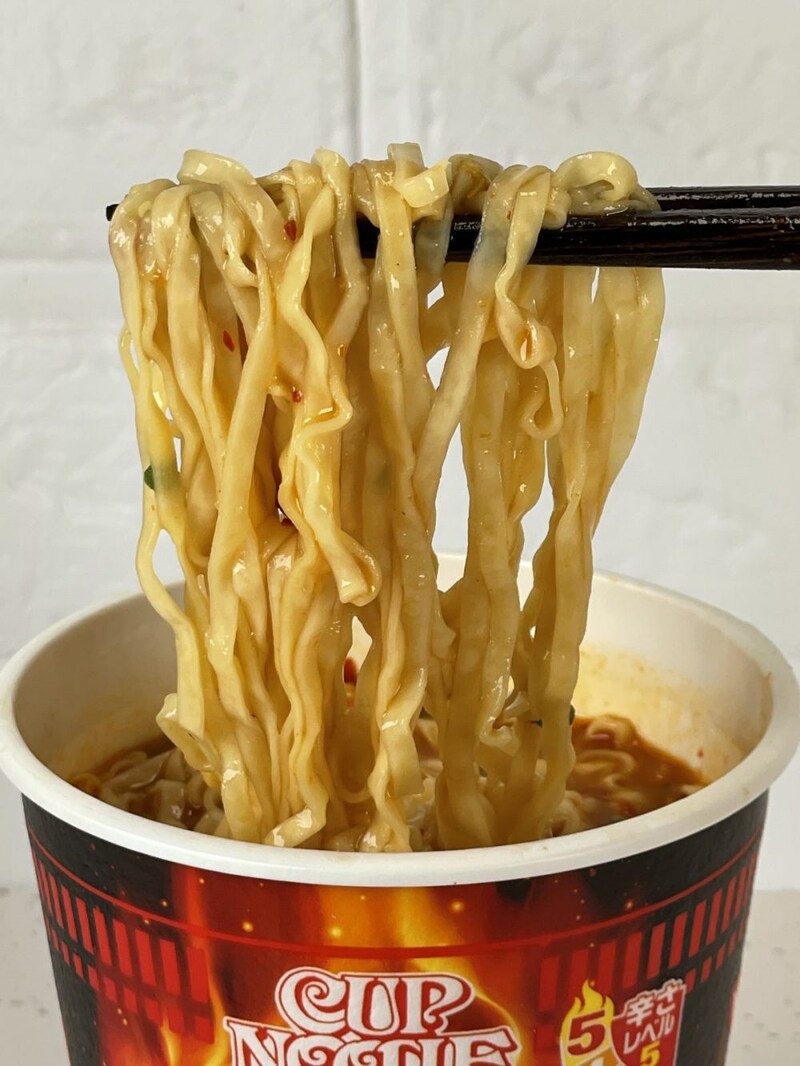 3.「カップヌードル 激辛味噌 ビッグ」（日清食品）麺はチョイ太めでカップヌードル「味噌」と同じサイズ