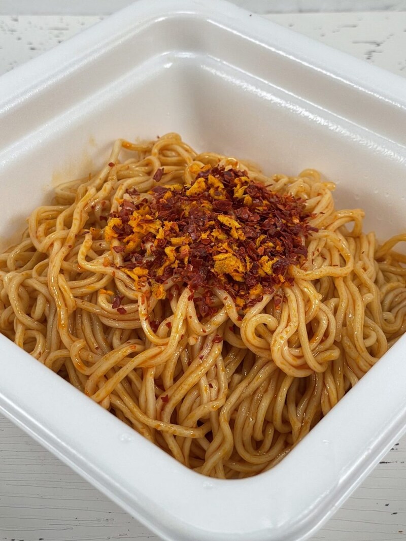 1.「元祖ニュータンタンメン本舗監修 鬼辛まぜタン」（サンヨー食品）見た目的にもインパクトがすごい、この唐辛子の量！もうこの時点で覚悟して食べないといけない辛さが伝わってきます