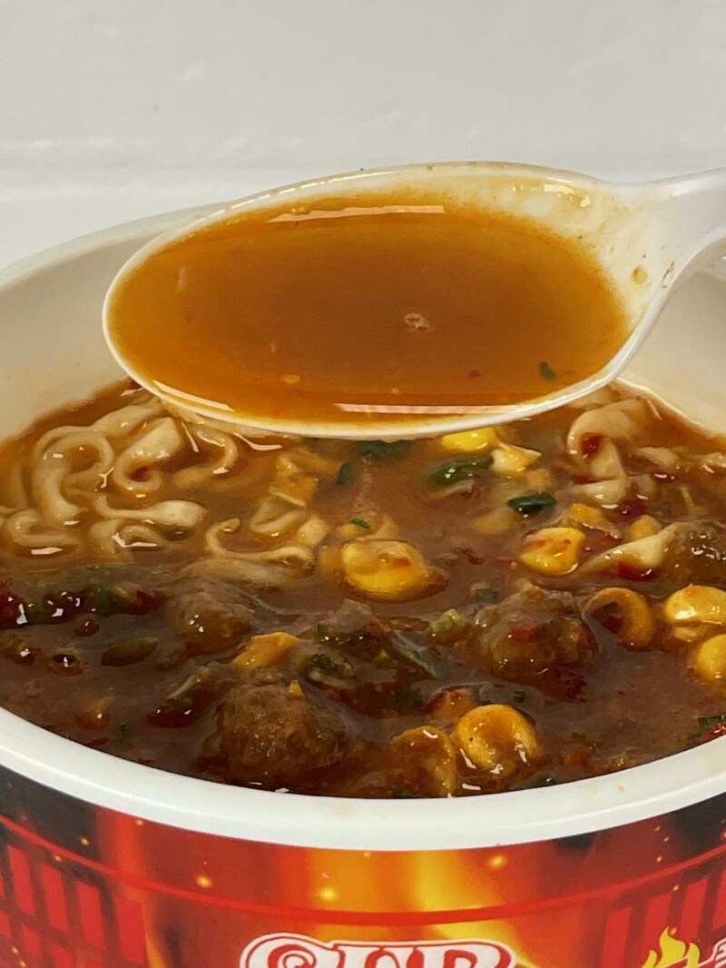 3.「カップヌードル 激辛味噌 ビッグ」（日清食品）トナリや中本などのメガトンパンチに比べ、優しいシャドーパンチの激辛味噌ですが確実にしっかりとボディに響きます