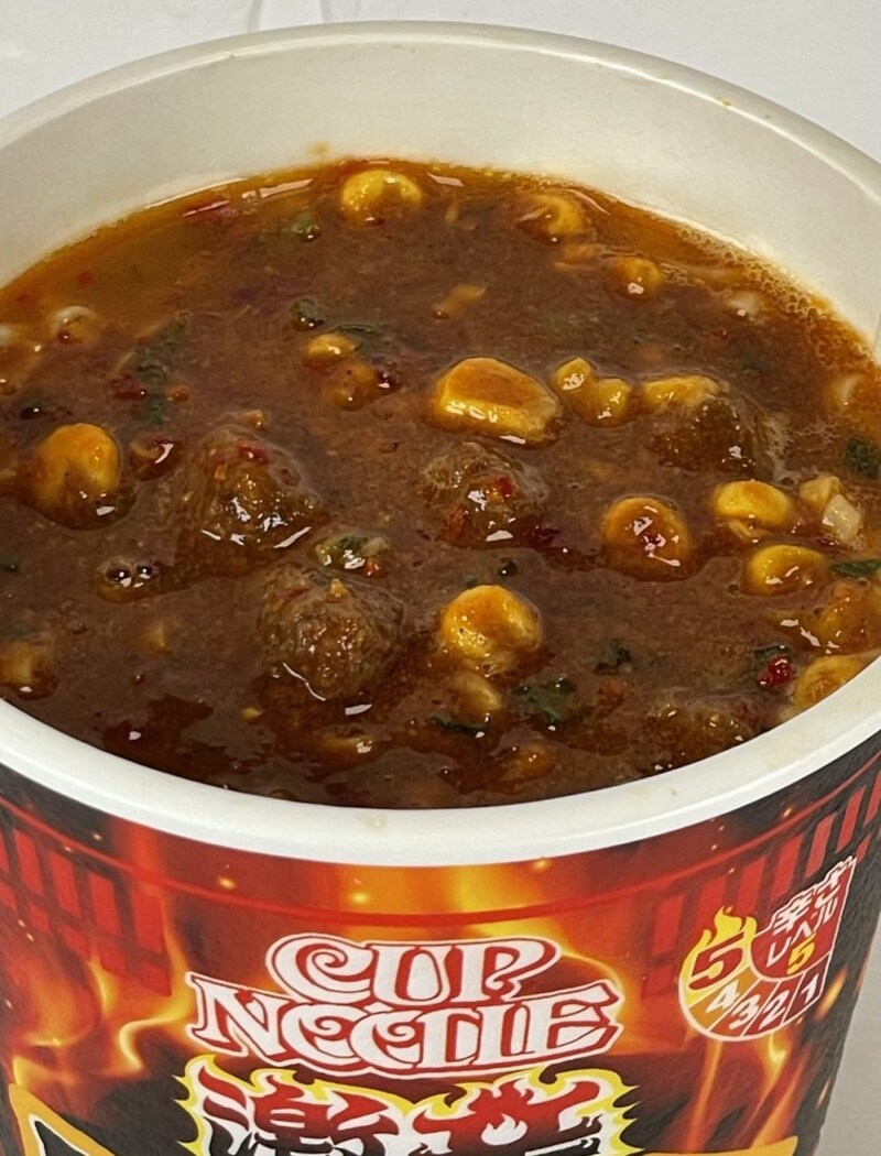 3.「カップヌードル 激辛味噌 ビッグ」（日清食品）味噌をベースに生姜＆ニンニク、そしてたっぷりの唐辛子とおいしいことを確約された内容となっております