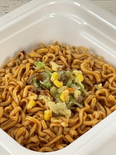 3.「新潟のソウルフード みかづき監修 イタリアン焼そば」（東洋水産）小腹を満たす手軽さと、ボリュームあるもちもち麺が人気の秘訣