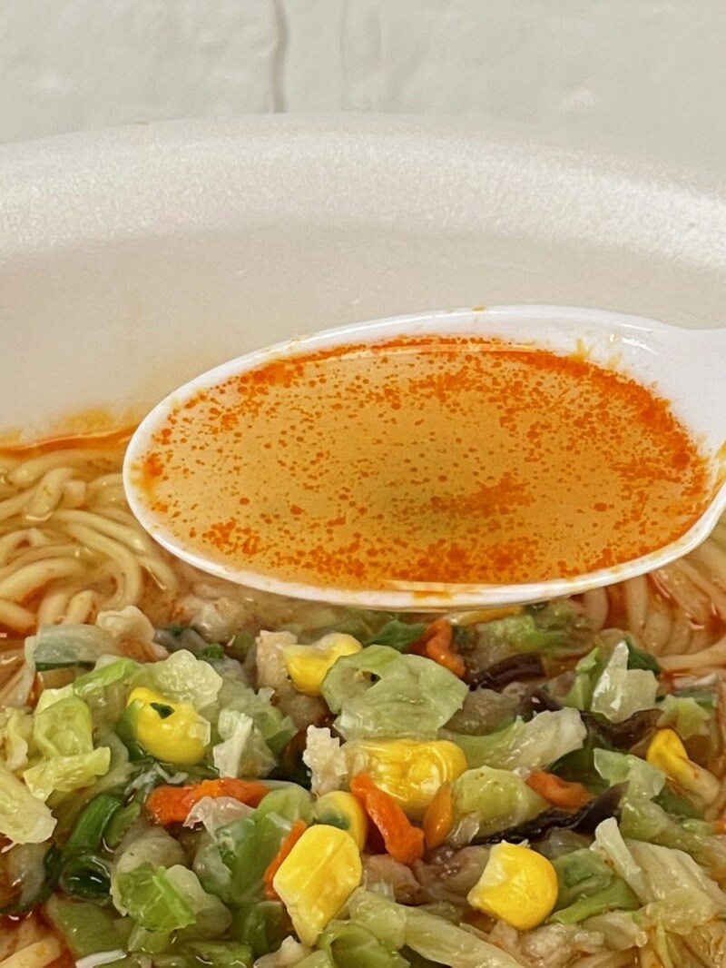 1.「満足の麺特盛辛タンメン」（エースコック）あっさりしたテイストに“旨辛ラー油ペースト”を加えることで、野菜の甘味とピリ辛テイストが見事なハーモニーを奏でてくれます