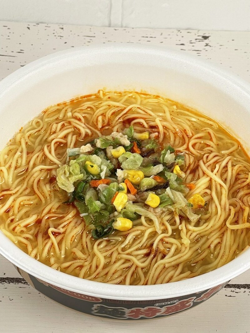 1.「満足の麺特盛辛タンメン」（エースコック）出来上がりは大切りの存在感あるお野菜がドーンと載っております！