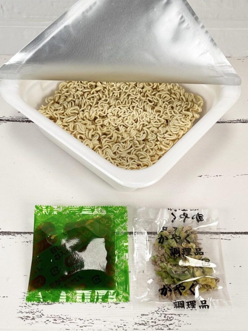 2.「Secoma 山わさび塩焼そば」（セイコーマート）いたってシンプルかつフツーのカップ焼そばの雰囲気ですが……実は北海道原産の“山わさび”フレーバーの焼そばなんです