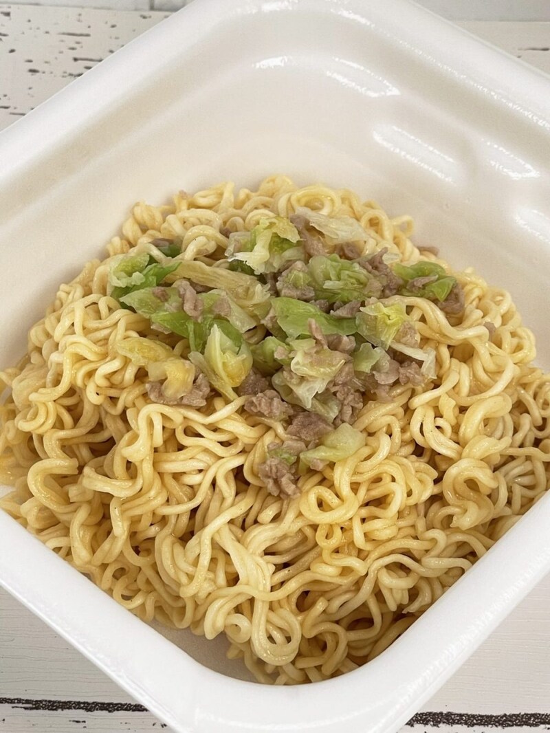 2.「Secoma 山わさび塩焼そば」（セイコーマート）ソースを混ぜた瞬間から目に染みる刺激がたまらないです。この写真を見るたびに思い出して涙が出るくらいです