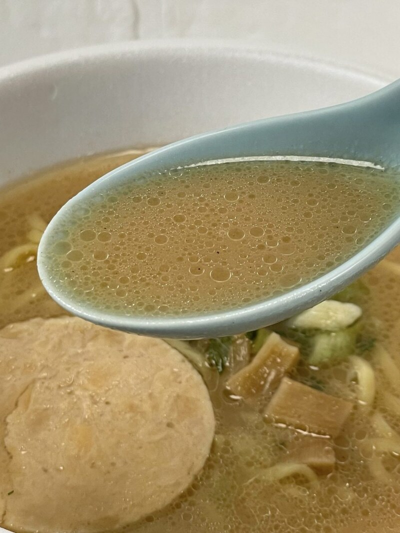 2.「ローソン 麺屋一燈 濃厚魚介白湯ラーメン」（日清食品）粘度は天下一品よりはサラッとしていますが、通常のカップ麺よりはしっかりと感じられます