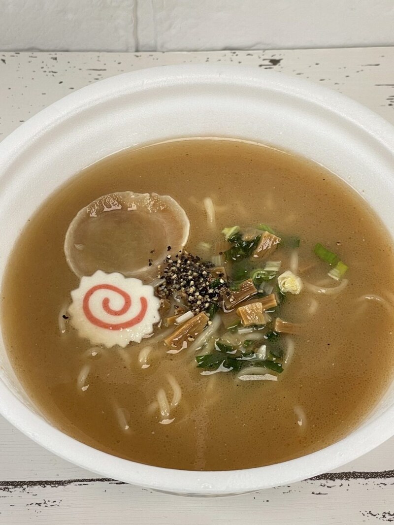 3.「ラーメン人生JET監修 鶏煮込みそば」（サンヨー食品）具材は他の2つよりナルトがプラスされています。コレは実店舗と同じです