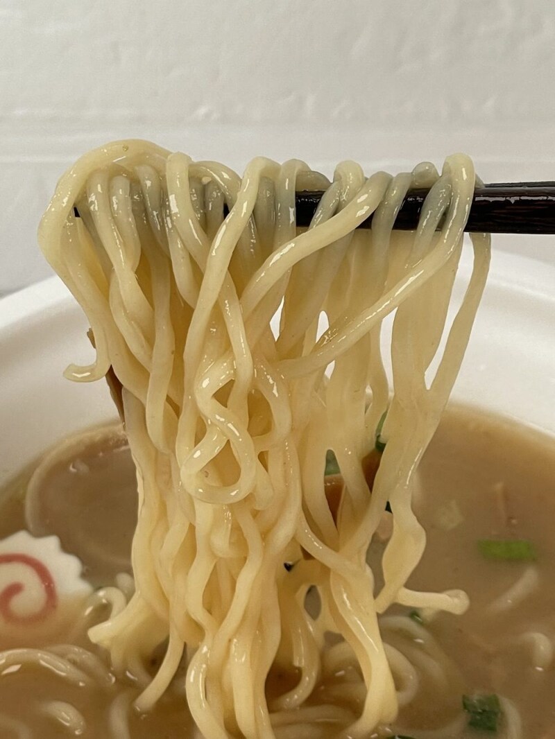 3.「ラーメン人生JET監修 鶏煮込みそば」（サンヨー食品）麺はパツンと切れる歯切れの良いストレートに近いノンフライ麺