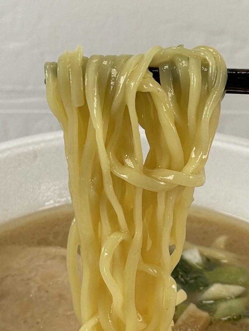 2.「ローソン 麺屋一燈 濃厚魚介白湯ラーメン」（日清食品）角のほぼストレートノンフライ麺はしっかりと濃厚なスープを絡めてお口に運んでくれます