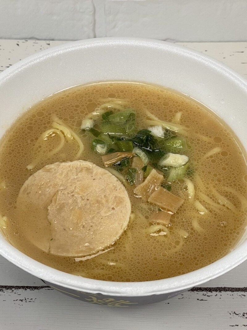 2.「ローソン 麺屋一燈 濃厚魚介白湯ラーメン」（日清食品）おや、具材はこれもチャーシュー＆メンマ＆ねぎです