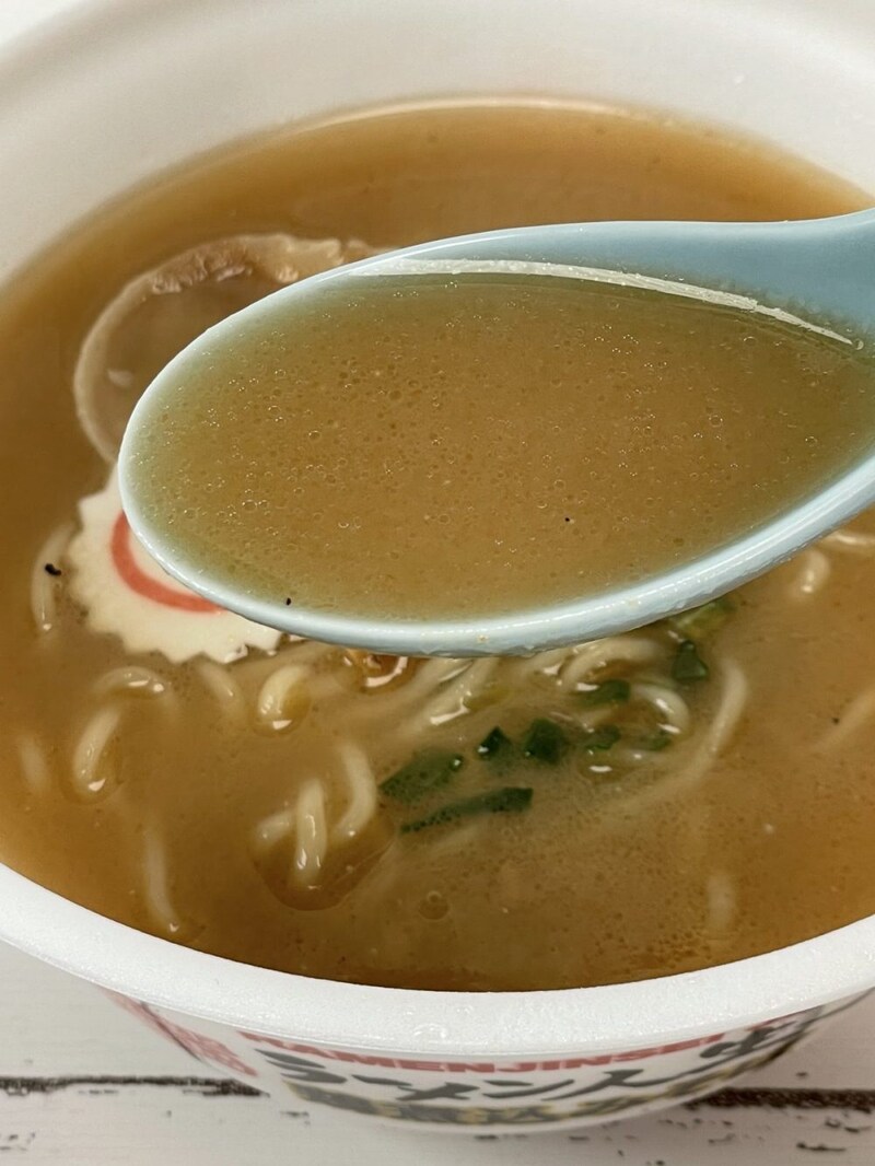 3.「ラーメン人生JET監修 鶏煮込みそば」（サンヨー食品）鶏ガラの旨みの後から追っかけてくる魚介の旨みは実店舗のそれと同じ構成