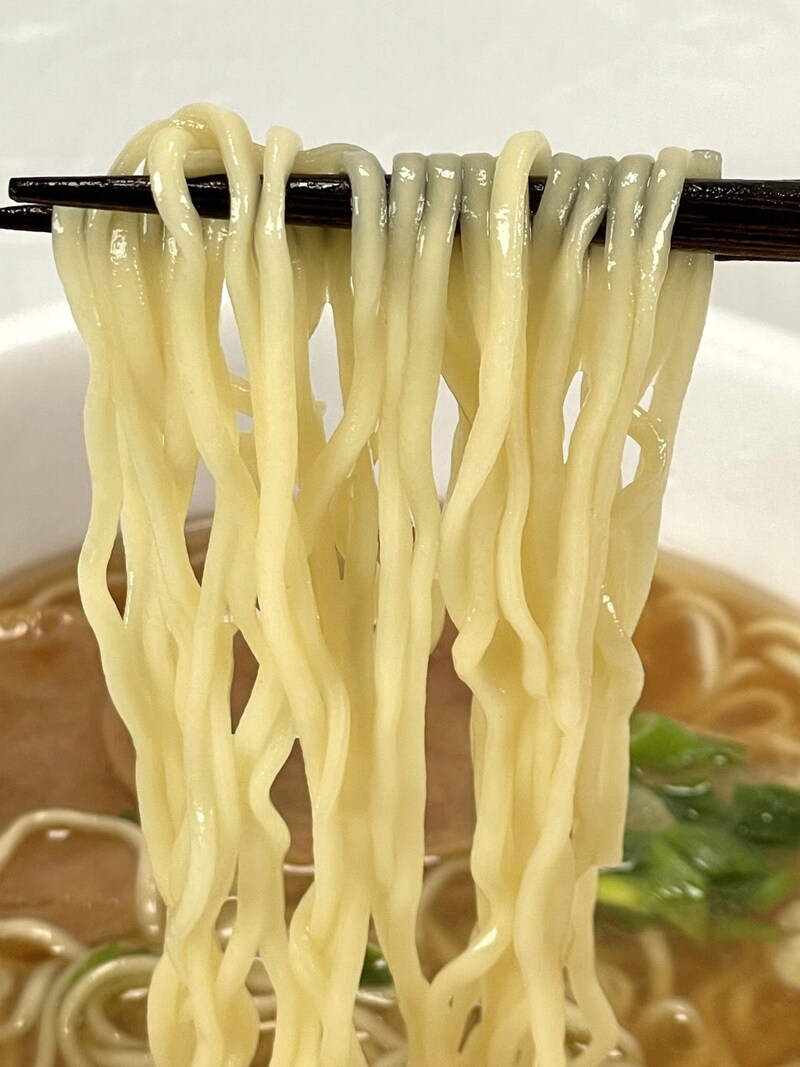 1.「セブンプレミアム飯田商店 にぼしらぁ麺」（東洋水産）細ストレートに近い麺はスープとよく馴染んで適度な煮干しの香りと共
