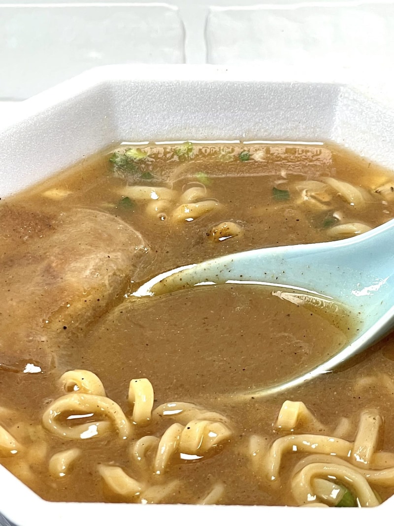 2.「日清ドロラ王 魚粉、ザラザラ、魚介豚骨」（日清食品）豚骨と魚介の濃厚さに4種類の魚粉が交わることでかなりの複雑かつ立体感のあるスープ