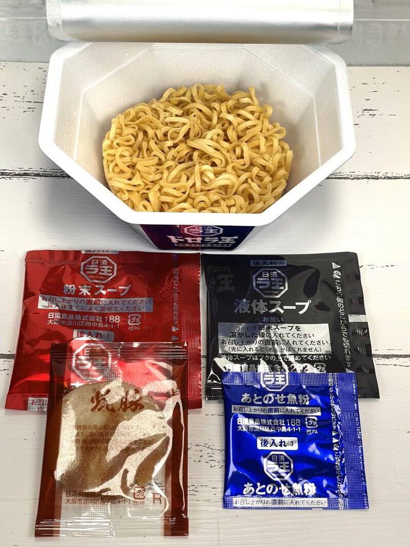 2.「日清ドロラ王 魚粉、ザラザラ、魚介豚骨」（日清食品）粉末スープをしっかり溶かした後に液体スープを入れてください