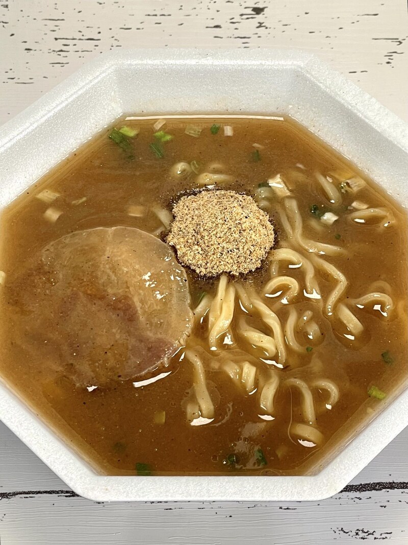 2.「日清ドロラ王 魚粉、ザラザラ、魚介豚骨」（日清食品）注目はこの焼き目のついたチャーシューでかなりのリアル