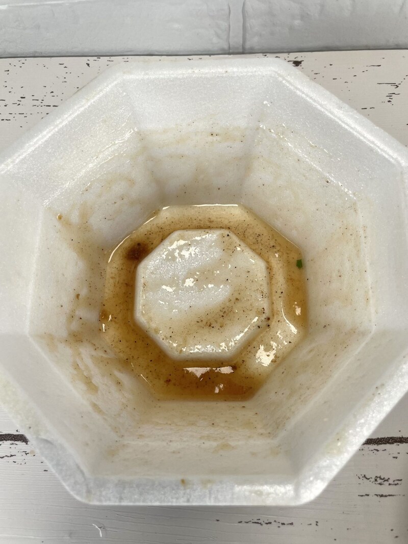 2.「日清ドロラ王 魚粉、ザラザラ、魚介豚骨」（日清食品）ちなみに完食後の状態です。しっかり混ぜてもこんな感じでした