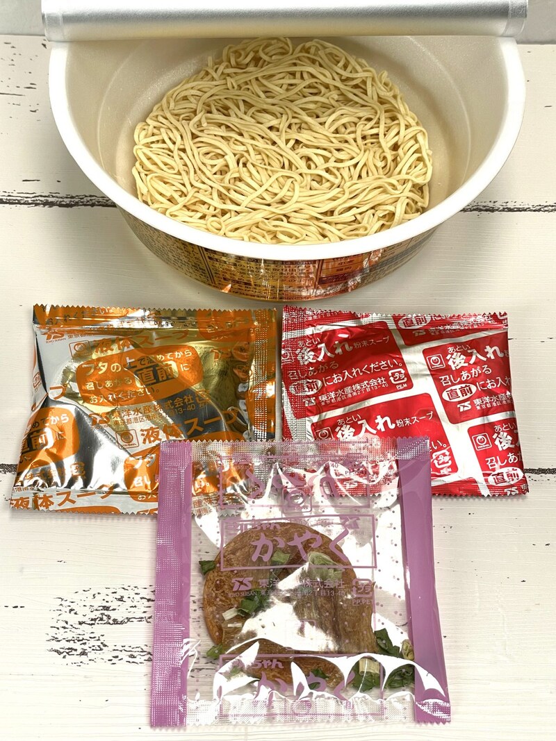 3.「ファミマル 長尾中華そば ごぐにぼ」（東洋水産）3袋構成です。指定はされていませんが順番として粉末スープをしっかり溶かした後に液体スープを入れたほうが良いです