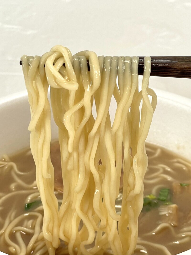 3.「ファミマル 長尾中華そば ごぐにぼ」（東洋水産）特許製法・生麺ゆでてうまいまま製法は食感がよくプリッとした歯応えとモチモチとした食感が心地よいです