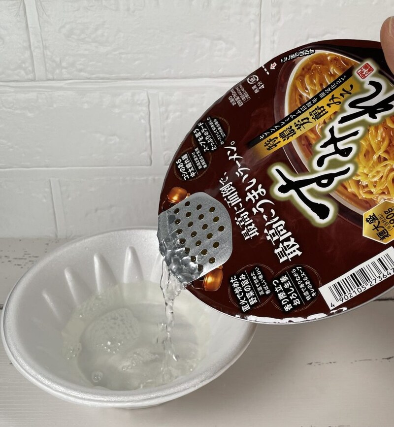 セブンイレブン「最高に面倒で最高にうまいラーメン。すみれ特濃芳醇みそ」