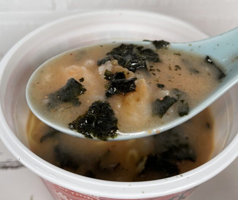 エースコック「罪な味 濃厚明太クリーム味ラーメン」　追い飯のオススメは昆布のおにぎり