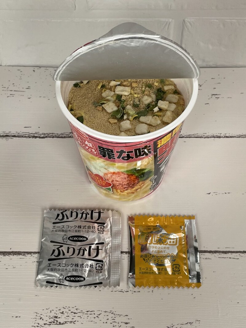 エースコック「罪な味 濃厚明太クリーム味ラーメン」　付属は調味油と明太粉末のふりかけの2種