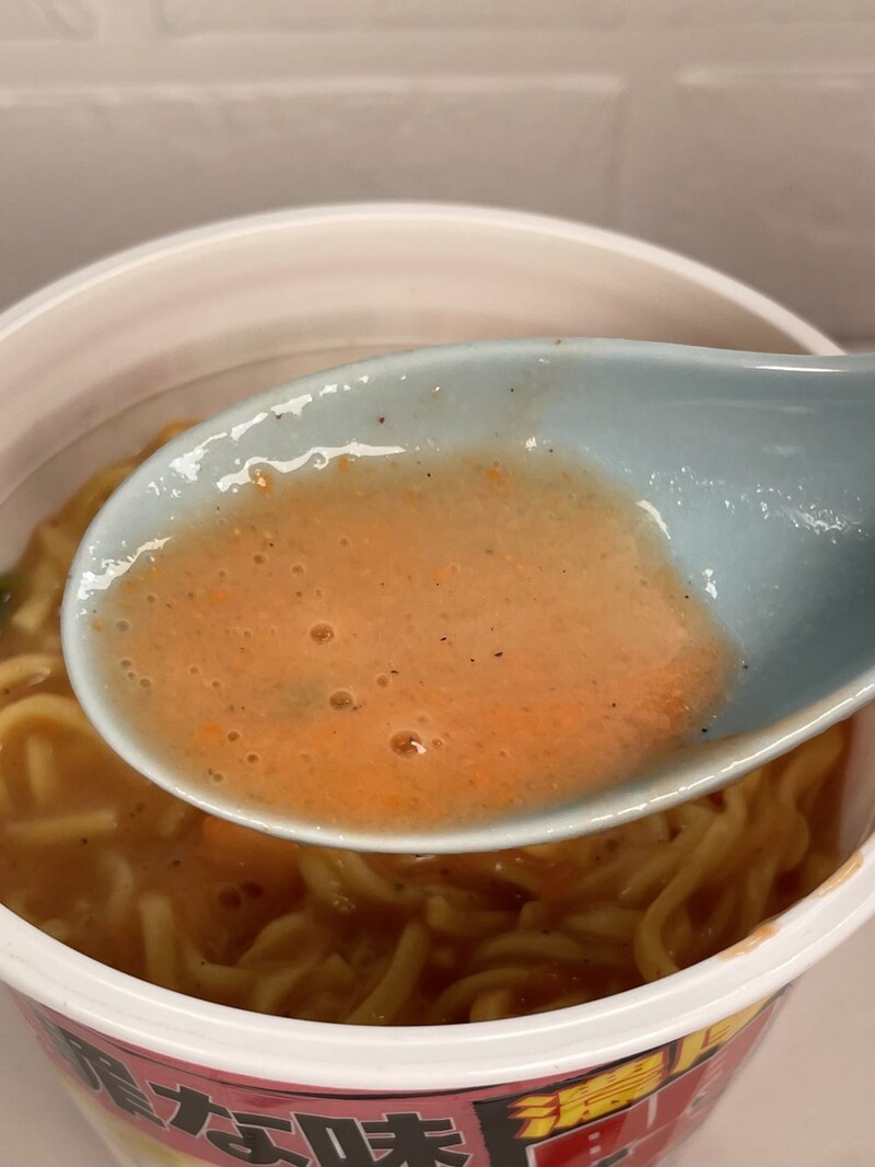 エースコック「罪な味 濃厚明太クリーム味ラーメン」　バターのコクと明太子の濃厚さがスープに溶け込んでクリーミーでマイルドなのに複雑な味わい