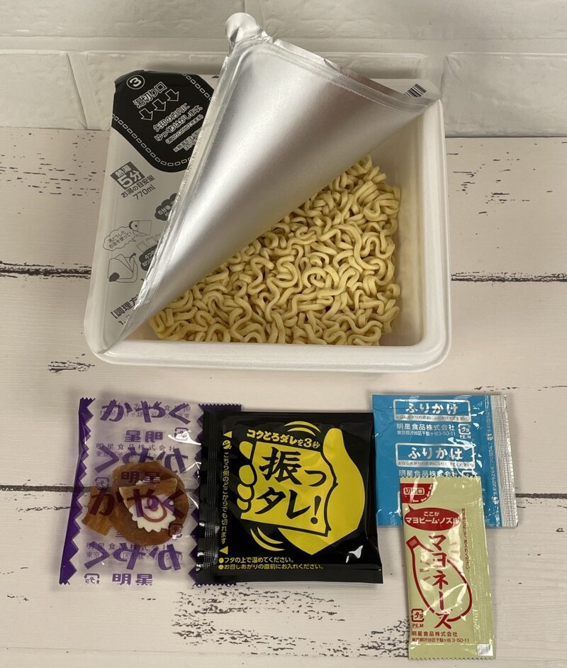 明星食品「明星 ぶぶか油そば」　ふりかけにはネギと海苔と香辛料、おなじみのマヨビームにコクとろダレ「振っタレ！」が大きなポイント