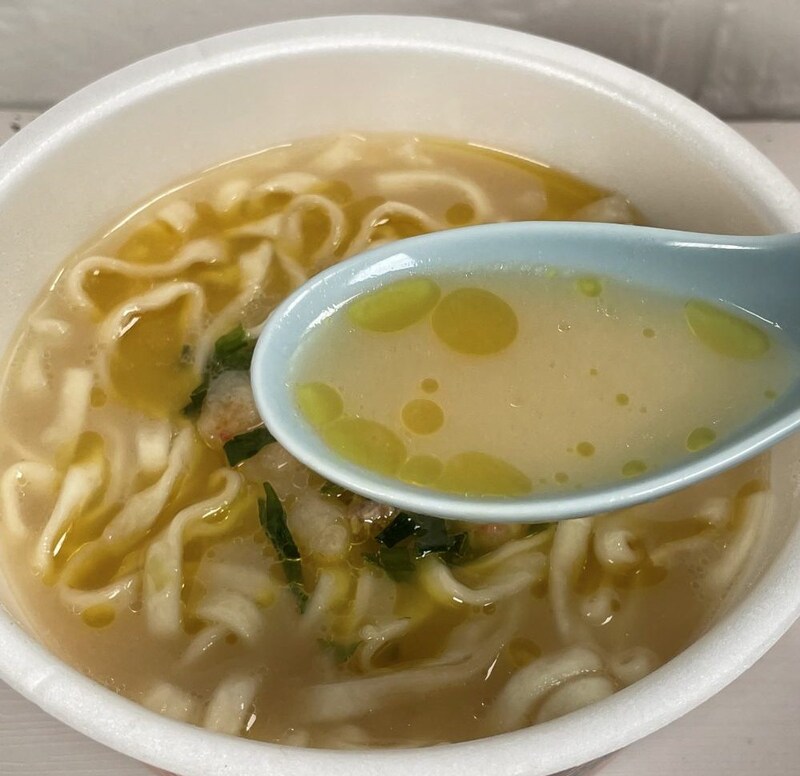 日清食品「日清どん兵衛背徳味噌バタークリーミーうどん」　白味噌ベースのとろみあるつゆですが、そこまでの主張はありません。その代わりニンニクとバターの風味がしっかりと感じられるので香りの背徳感はOKです