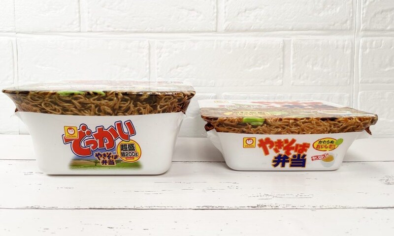 東洋水産「マルちゃんでっかいやきそば弁当」お湯の量は820ml。こちらもU.F.O.と同じ2階建て